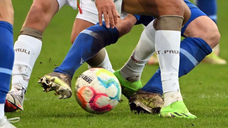 Torhüter Klewin kehrt mit Maske ins Lübecker Tor zurück Fußballspieler zweier gegnerischer Mannschaften kämpfen um den Ball.