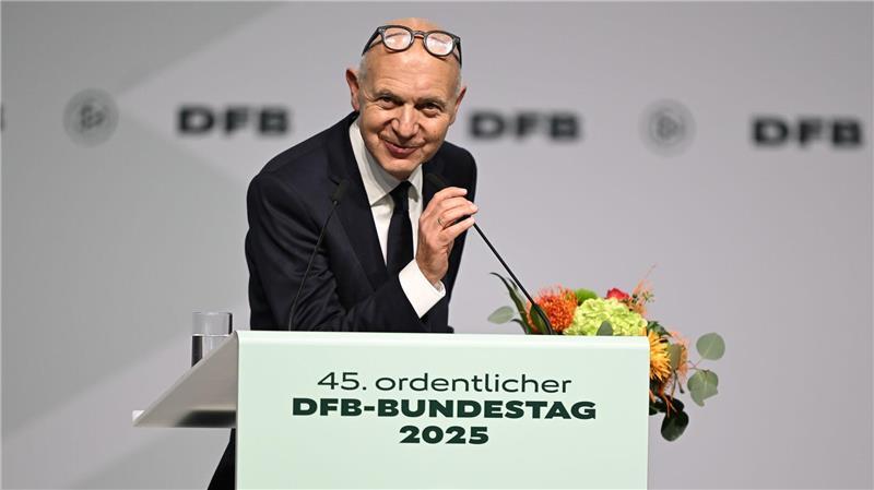 Fußballspitze bleibt: Neuendorf feiert Wiederwahl beim DFB-Bundestag