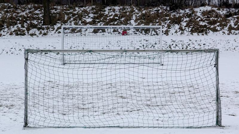 Hamburger Fußball-Verband sagt erneut fast alle Spiele ab Fußballtore stehen auf einem schneebedeckten Fußballplatz.