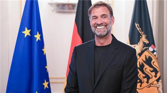 Fußballtrainer Jürgen Klopp erhält den Verdienstorden des Landes Baden-Württemberg. Der gebürtige Stuttgarter erhielt die Auszeichnung für sein vielfältiges soziales Engagement abseits des Sports. 
