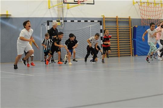 Fußballtrainer Lutz Bendler animiert die Kinder, bei den Schulaktionstagen richtig Gas zu geben. Foto: Berlin