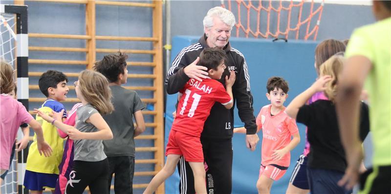 VfL Güldenstern Stade bringt den Fußball in das Altländer Viertel Fußballtrainer Lutz Bendler betreut seit der Corona-Pandemie Kinder bei Schulaktionstagen.