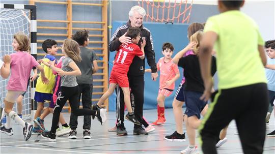 Fußballtrainer Lutz Bendler vom VfL Güldenstern Stade kennt sich aus mit Projektarbeit an Stader Grundschulen.