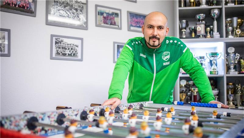 Schlägt er sie alle? Wie ein Sellstedter auf Sat.1 99.000 Euro gewinnen will Fußballtrainer Murat Yilmaz aus Sellstedt ist auf Sat1 und beim Streaminganbieter Joyn zu sehen.Foto: Arnd Hartmann