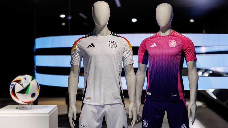 Die offiziellen Trikots der deutschen Fußball-Nationalmannschaft für die kommende Fußball-Europameisterschaft 2024 (UEFA EURO 2024) sind am Sitz des Sportartikelherstellers adidas AG zu sehen. 