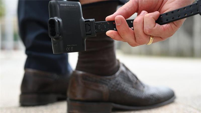 Fußfesseln sollen verhindern, dass es zu gewalttätigen Angriffen auf Partner und Ex-Partner kommt. (Symbolbild)