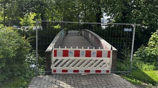 Fußgänger-Brücke über die Este zwischen Wohnmobilstellplatz 