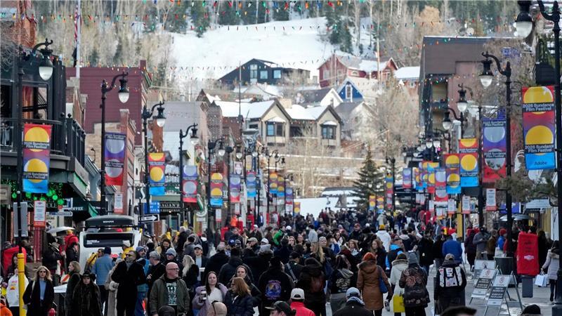 Fußgänger gehen am ersten Tag des Sundance Film Festivals 2026 die Main Street i Park City entlang.