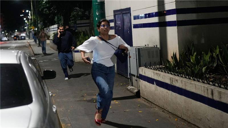 Fußgänger rennen, nachdem Explosionen zu hören waren.