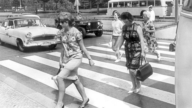 Fußgänger überqueren in der Berliner Innenstadt im Juni 1964 einen Zebrastreifen. (Archivfoto)