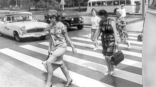 Fußgänger überqueren in der Berliner Innenstadt im Juni 1964 einen Zebrastreifen. (Archivfoto)