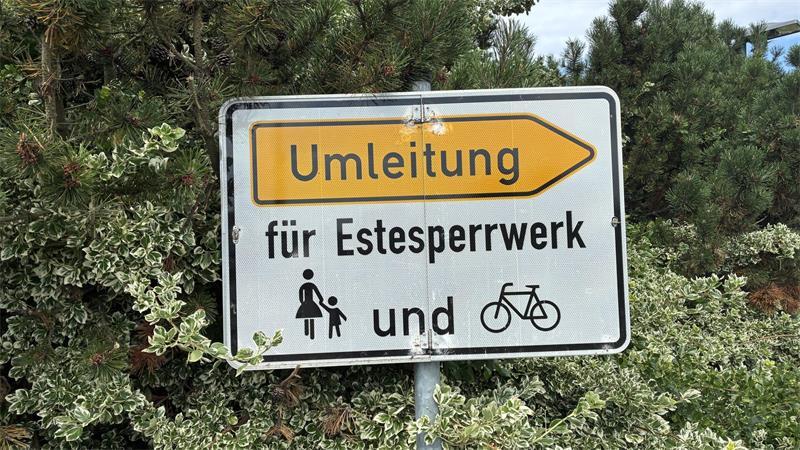 Alte Rollbrücke am Haken: So liefen die Arbeiten über der Este Fußgänger und Fahrradfahrer müssen einen Umweg in Kauf nehmen.