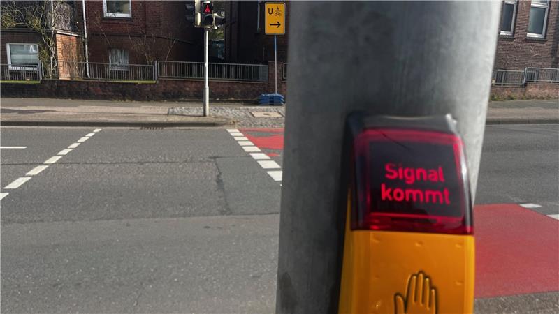Fußgänger und Radfahrer in Stade müssen die Grünphase meist erst anfordern - hier an der Harsefelder Straße.