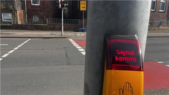 Fußgänger und Radfahrer in Stade müssen die Grünphase meist erst anfordern - hier an der Harsefelder Straße.
