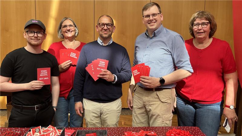 Erstwählerforum im Stadeum: So wollen Parteien Jugendliche erreichen Fynn Hinck (von links), Dörthe Firchau, Andre Borowsky, Jan Büther und Sigrid Koppelmann kamen am SPD-Stand mit Jugendlichen ins Gespräch. Nicht im Bild ist SPD-Bürgermeisterkandidat Kai Koeser, der ebenfalls vor Ort war.