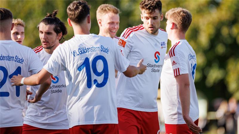 Stade gewinnt, ohne zu glänzen - Mu/Ku mit wichtigem Pflichtsieg Fynn Linzer (Zweiter von rechts) traf gegen Immenbeck zwei Mal beim 3:0-Sieg der Stader.