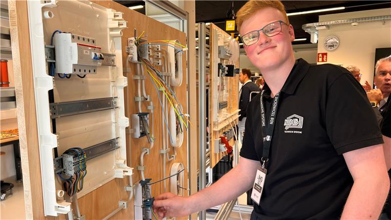 Fynn Mohr in der Talentschmiede von NDB. Er lernt Elektrotechnik. Sein Ziel: Meister werden.