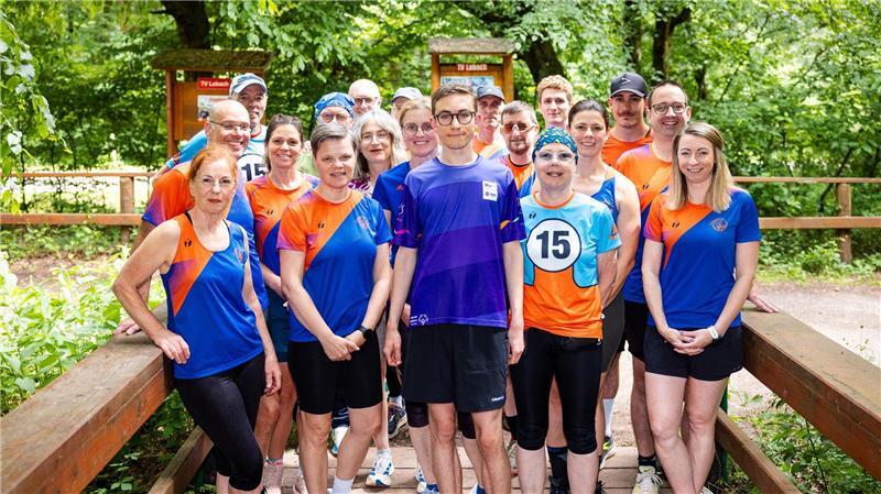 Wie Special Olympics das Leben eines Saarländers verändern Fynn Thome (18, Mitte) posiert gemeinsam mit den Mitgliedern der Lauf- und Triathlonfreunde Lebach (LTF Theeltal) für ein Gruppenfoto.