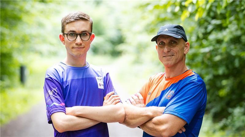 Wie Special Olympics das Leben eines Saarländers verändern Fynn Thome (18, l.) und sein Vater Martin Thome trainieren gemeinsam in einem Wald bei Lebach für die Special Olympics Nationalen Spiele Saarland 2026.