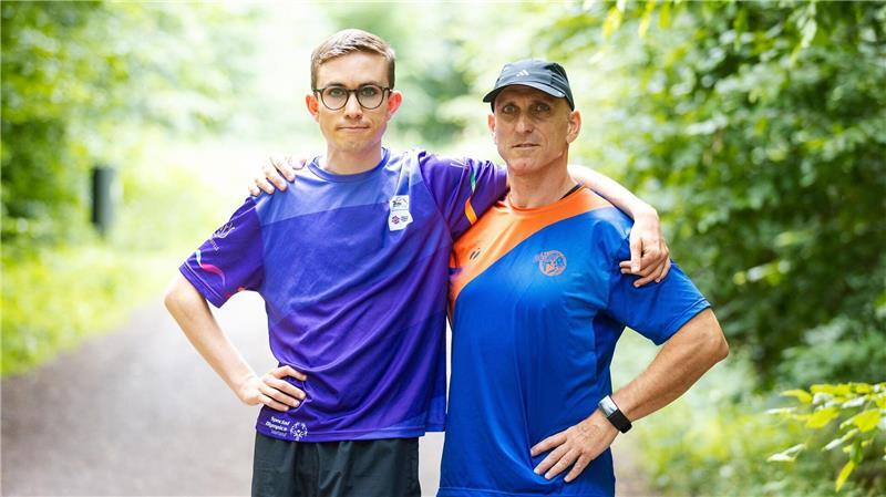 Wie Special Olympics das Leben eines Saarländers verändern Fynn Thome (18, l.) und sein Vater Martin Thome trainieren gemeinsam in einem Wald bei Lebach für die Special Olympics nationalen Spiele Saarland 2026.