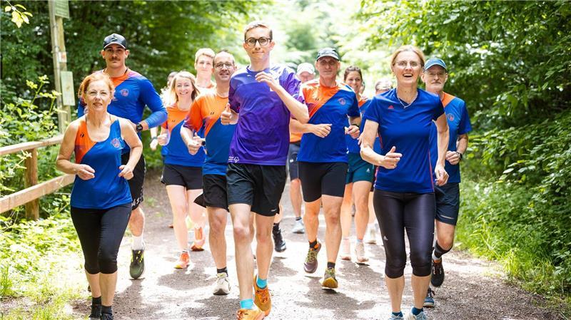 Fynn Thome (18, vorne) trainiert gemeinsam mit den Läuferinnen und Läufern der Lauf- und Triathlonfreunde Lebach (LTF Theeltal) auf einer Waldstrecke bei Lebach.