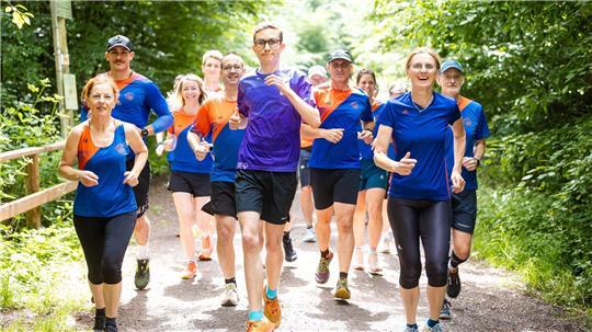 Fynn Thome (18, vorne) trainiert gemeinsam mit den Läuferinnen und Läufern der Lauf- und Triathlonfreunde Lebach (LTF Theeltal) auf einer Waldstrecke bei Lebach.