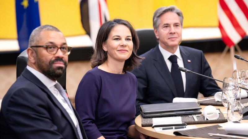 Baerbock: Humanitäre Feuerpausen entziehen Terror Nährboden G7-Treffen in Tokio: Bundesaußenministerin Annalena Baerbock zwischen ihren Amtskollegen James Cleverly (l, Großbritannien) und Antony J. Blinken (USA).