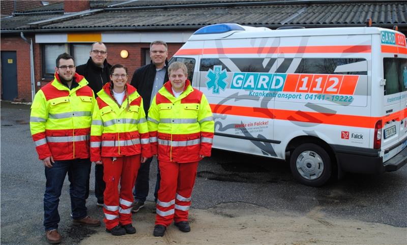 G.A.R.D. hat eine Rettungswache am Alten Postweg in Buxtehude in Betrieb genommen: Aljoscha Schmidt (ganz links) ist der Wachabteilungsleiter vor Ort. Hanno Konow und Thomas Waskow sind bei der Gemeinnützigen Ambulanz und Rettungsdienst Gmb
