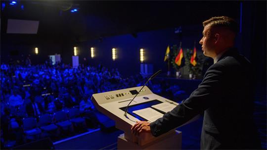GD-Chef Jean-Pascal Hohm, der auch im AfD-Bundesvorstand sitzt, ruft die AfD-Jugend dazu auf, sich in „Notwehrsituationen“ gegen politische Gegner zu verteidigen. 