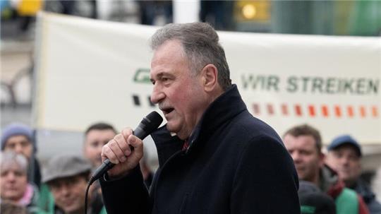 GDL-Chef Claus Weselsky bei einer Kundgebung vor dem Hauptbahnhof in Dresden.