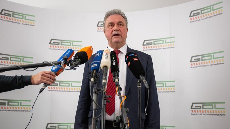 GDL-Chef Claus Weselsky gibt nach dem Ende des Streiks eine Pressekonferenz.