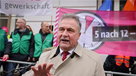 GDL-Chef Claus Weselsky kritisiert „Nieten in Nadelstreifen, mit Millionengehältern“, die „keine Ahnung“ hätten, „wie man eine Eisenbahn organisiert“.