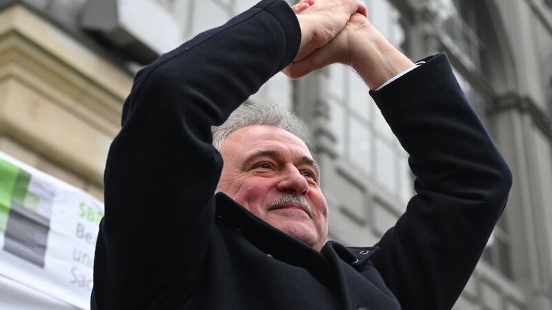 GDL-Chef Claus Weselsky nach seiner Rede vor dem Dresdner Hauptbahnhof.
