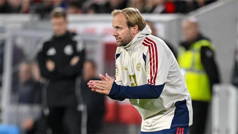 „Großer Sieg“: Bayern bezwingen Freiburg nach Kompany-Schock Gab an der Seitenlinie den Ton bei den Münchnern an: Co-Trainer Aaron Danks.