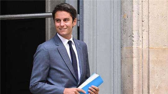 Gabriel Attal war bislang Bildungsminister in Frankreich. Nun wurde er von Präsident Macron zum Premierminister ernannt (Archivbild).