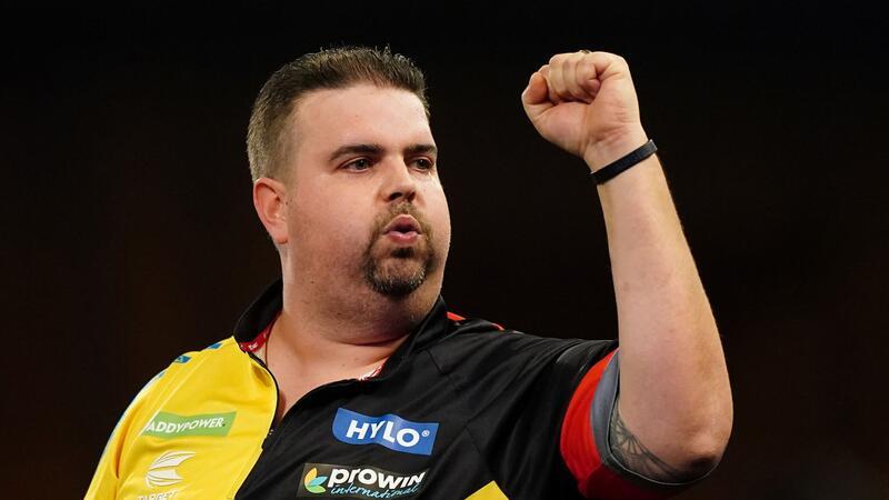 Gabriel Clemens trifft bei der Darts-WM auf Englands Top-Profi Dave Chisnall.