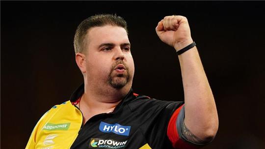 Gabriel Clemens trifft bei der Darts-WM auf Englands Top-Profi Dave Chisnall.