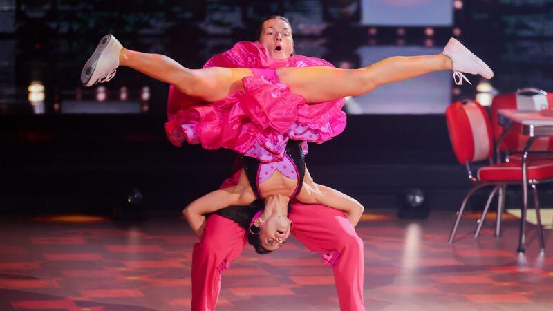 „Let’s Dance“: Eine Popsängerin muss abtanzen Gabriel Kelly und Malika Dzumaev mit Akrobatikeinlage.