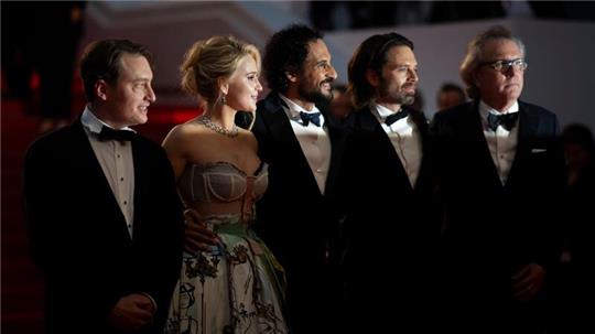 Gabriel Sherman (l-r), Maria Bakalova, Regisseur Ali Abbasi, Sebastian Stan und Martin Donovan nach der Premiere des Films „The Apprentice“ in Cannes.