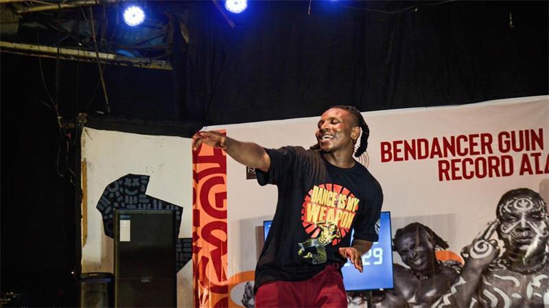 Nigerianer tanzt 176 Stunden für Weltrekord Gabriel tanzte zu Afrobeats, Fuji und anderen afrikanischen Musikrichtungen.