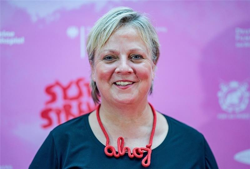Gabriela Maria Schmeide, Hauptdarstellerin des Films "Systemsprenger" geht vor der Premiere des Films 2019 über den Roten Teppich. Foto: Axel Heimken/dpa
