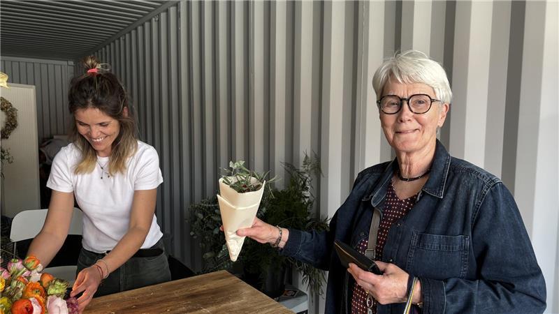 Gabriele Schulz freut sich, dass Carolin Dörich ihren Laden Caro Flowers vorübergehend auf dem Ankerplatz eröffnen konnte.
