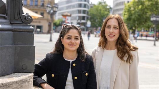 Gabriella Kinefss und Vivien Eller laden regelmäßig in Frankfurt zum gemeinsamen Spazieren ein.