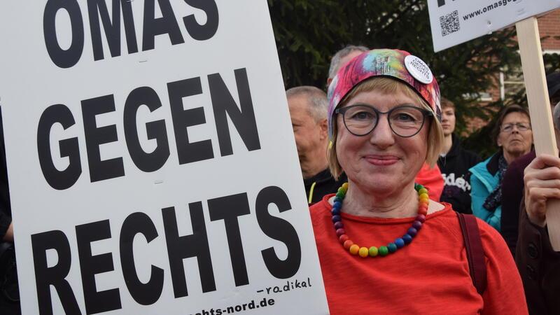 Gaby Brockhausen (70) von der Initiative Omas gegen Rechts hält die AfD für frauenfeindlich und ausländerfeindlich.