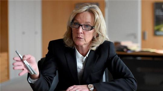 Gaby Schäfer, Präsidentin des schleswig-holsteinischen Rechnungshofes, sitzt in ihrem Büro.