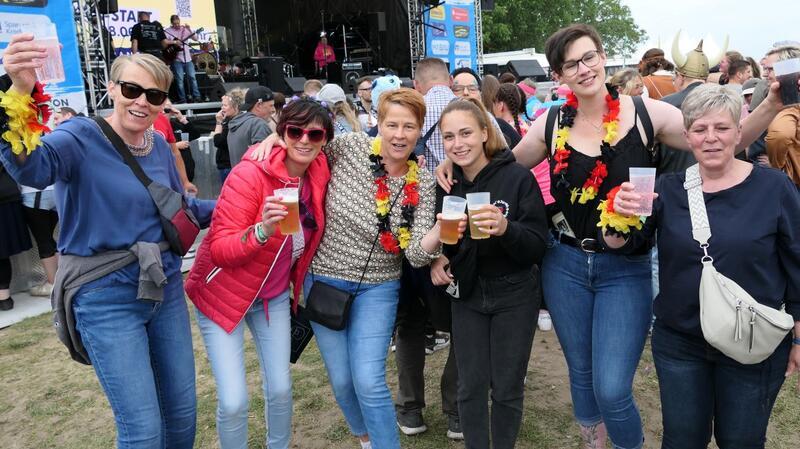 Ballermann-Stars beim Elbstrand-Festival: Diese Musiker kamen am besten an Gaby (links) schenkte ihre Freundinnen zu Weihnachten die Tickets zum Elbstrand Festival.