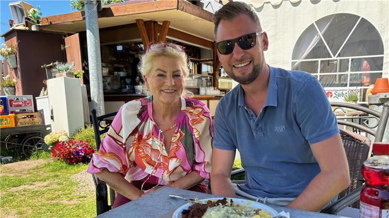 Freche Sprüche zur Frikadelle: Dieser Stader Imbiss hat Kultstatus Gaby mit Stammgast Christopher Wicht. Der Versicherungsmakler isst hier Gerichte, die er sich selbst nicht kochen würde und fühlt sich bei Gaby wie zu Hause.