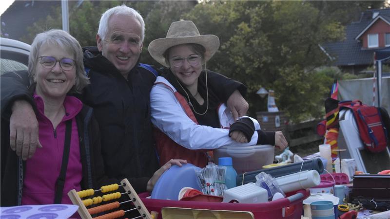 Morgens in Reith: Wenn die frühen Schnäppchenjäger unterwegs sind Gaby und Heinz Ritsch mit Tochter Jana Haack aus Brest.