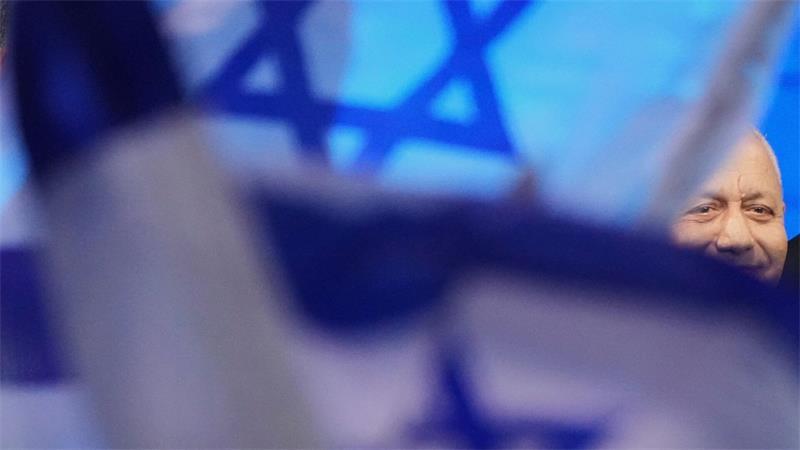 Gadi Eisenkot, Vorsitzender der Jaschar-Partei, ist in Tel Aviv teilweise von israelischen Flaggen verdeckt, als er nach der Veröffentlichung der ersten Ergebnisse der Wählerbefragung zur israelischen Parlamentswahl seine Anhänger begrüßt.