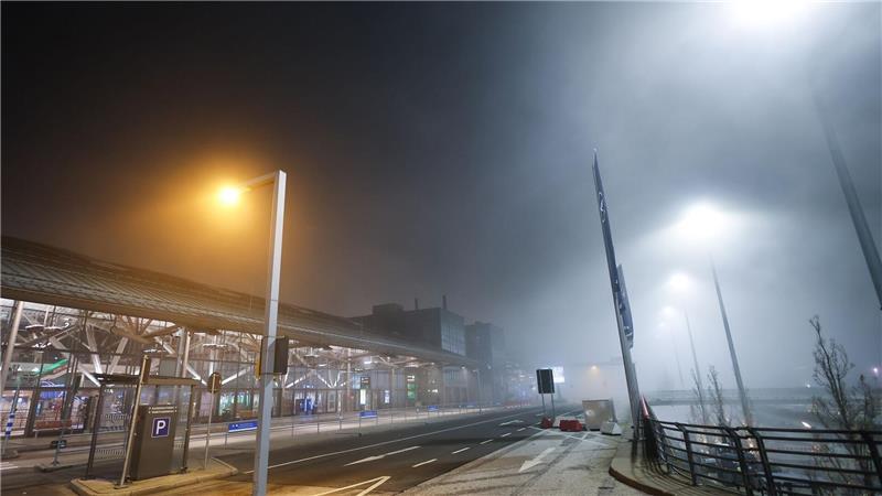 Flughafen lahmgelegt – Warnstreiks auch in anderen Bereichen Gähnende Leere am Hamburger Flughafen.